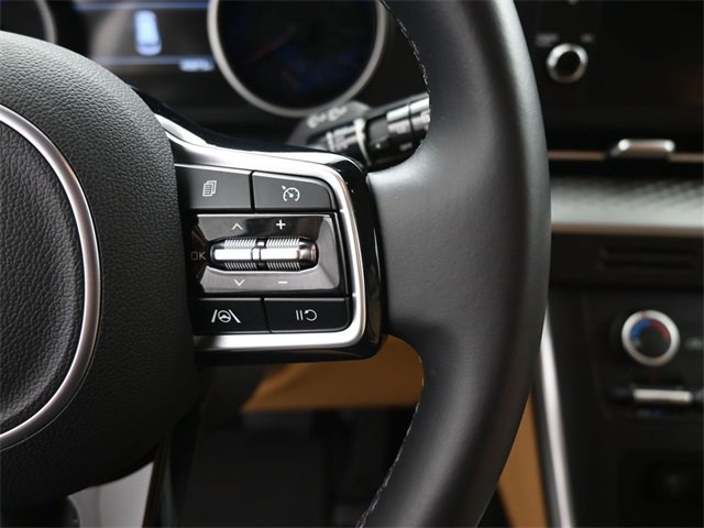 Used 2023 Kia Carnival LX image 2