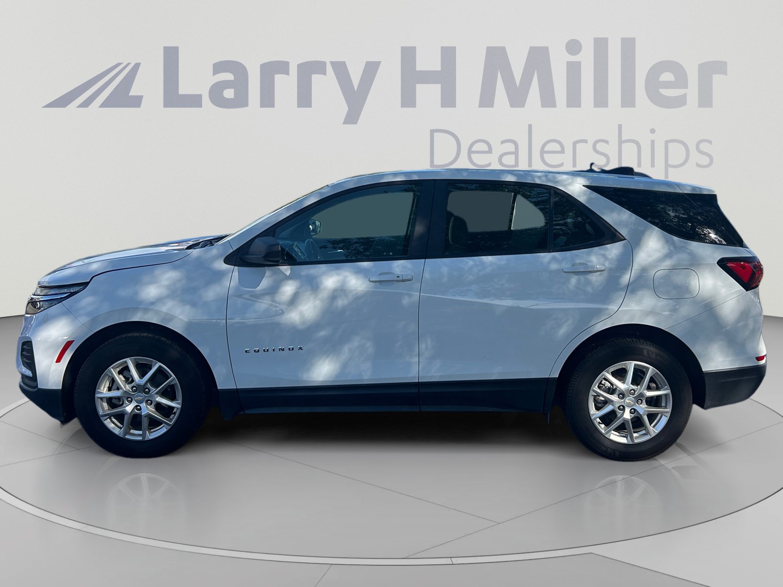 Used 2022 Chevrolet Equinox LS w/ LPO, Floor Liner Package FWD image 2