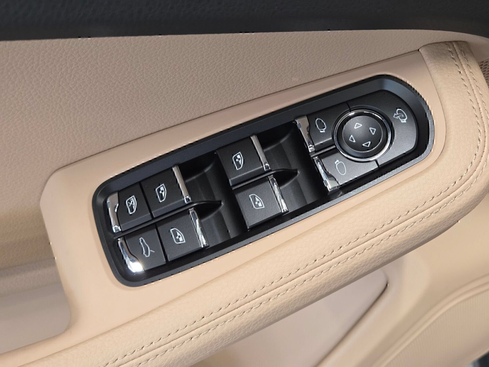 Certified 2026 Porsche Macan AWD/4WD image 15