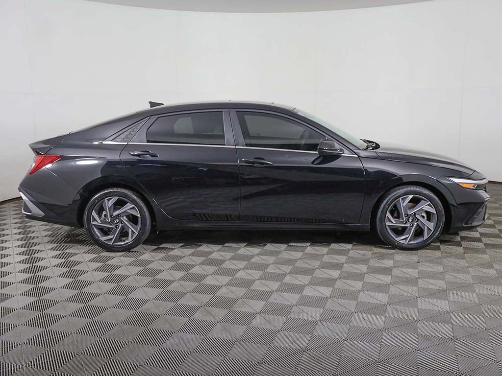 Used 2025 Hyundai Elantra SEL FWD image 19