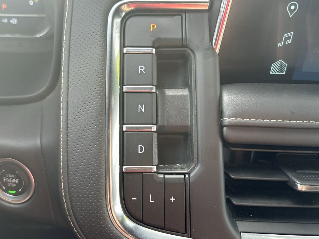 Used 2024 Chevrolet Suburban Premier image 28