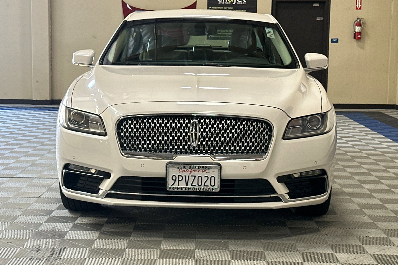 Used 2017 Lincoln Continental Select image 9