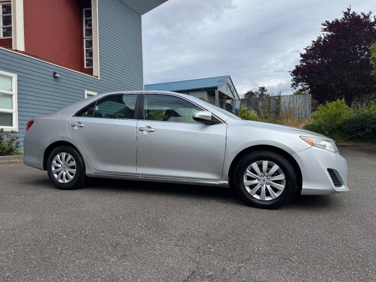 Used 2013 Toyota Camry LE FWD image 2