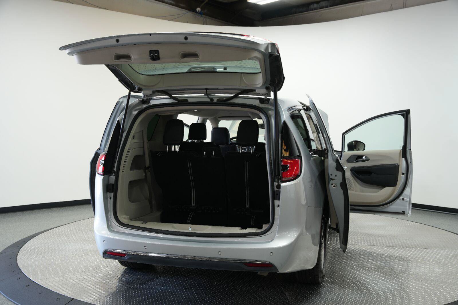 Used 2023 Chrysler Pacifica Touring-L FWD image 13