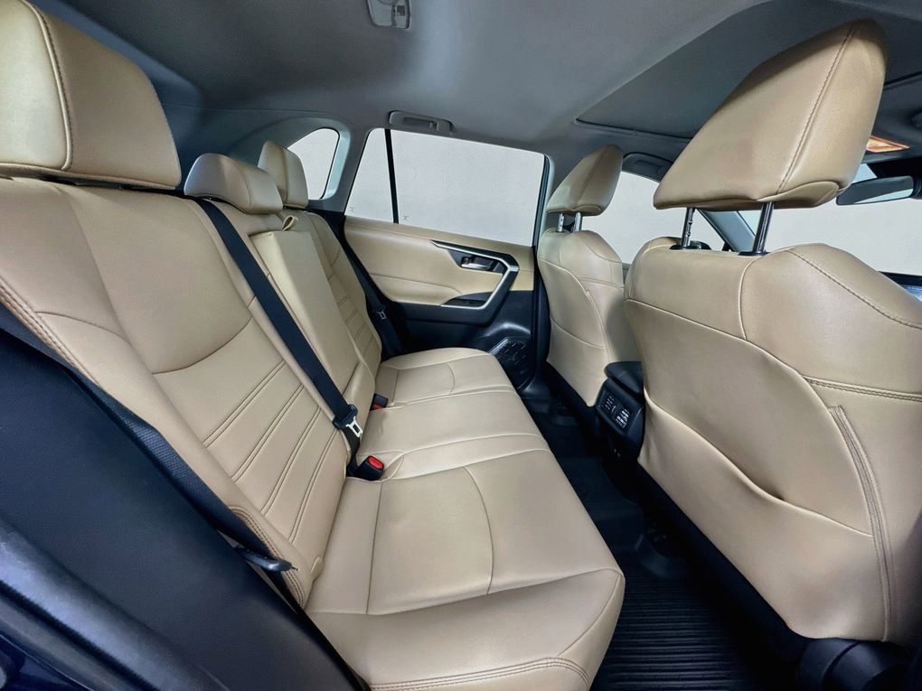 Used 2021 Toyota RAV4 XLE Premium image 28
