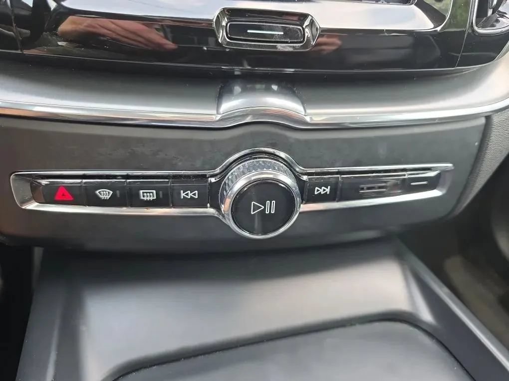 Used 2018 Volvo XC60 T5 Momentum w/ Vision Package AWD/4WD image 33