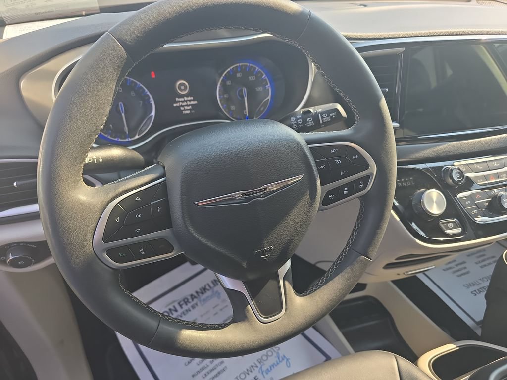 Used 2024 Chrysler Pacifica Touring-L FWD image 16
