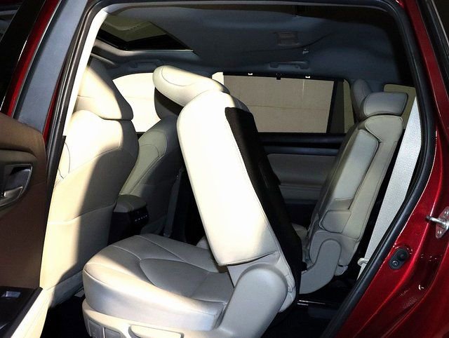 Used 2020 Toyota Highlander XLE image 15