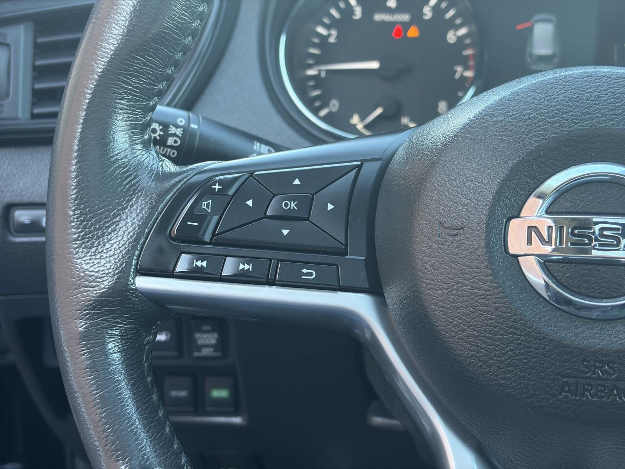 Used 2017 Nissan Rogue SV image 28