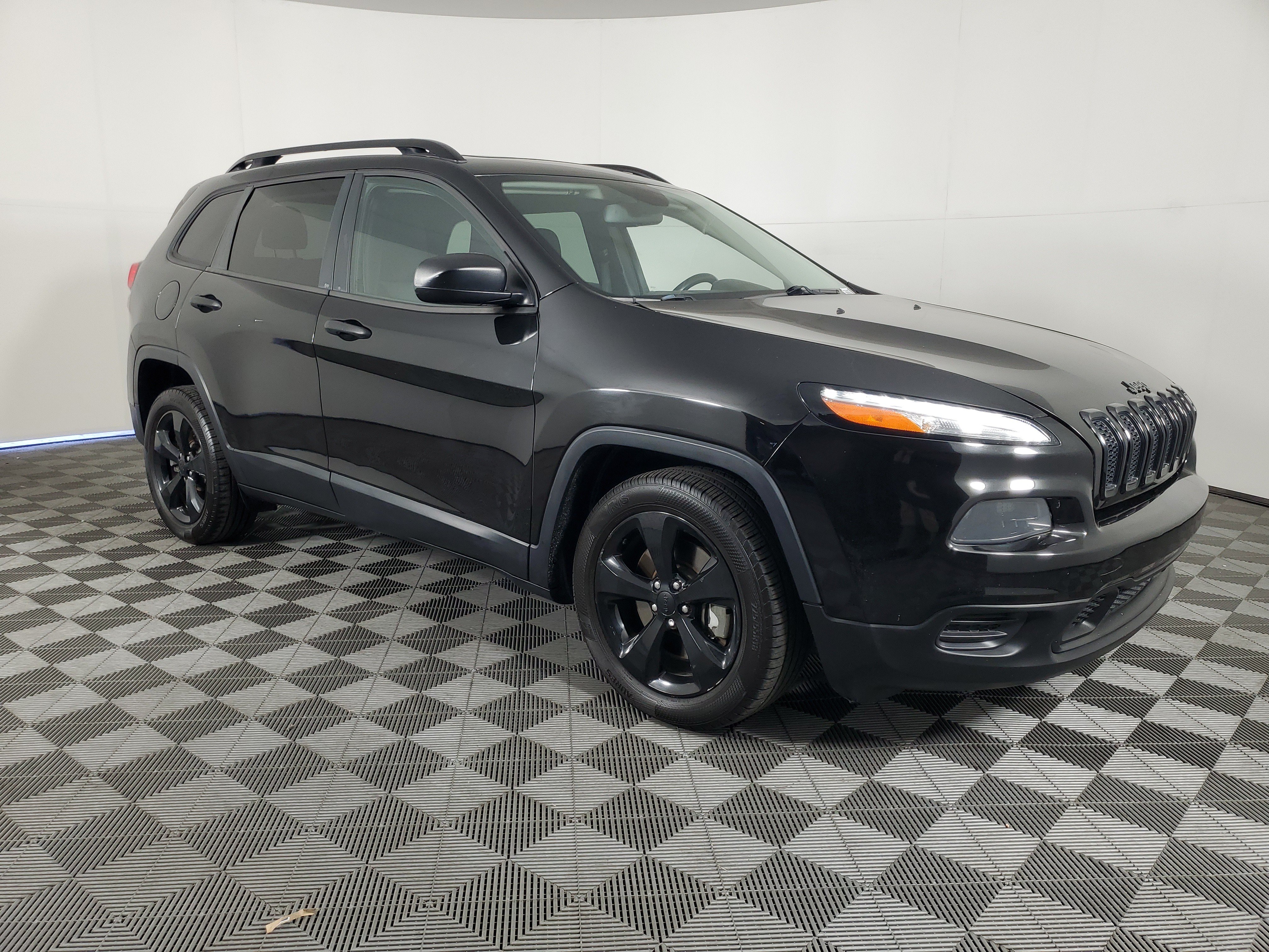 Used 2017 Jeep Cherokee Sport FWD image 2
