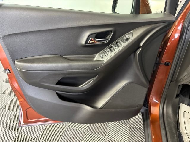 Used 2019 Chevrolet Trax LT w/ LT Convenience Package FWD image 17