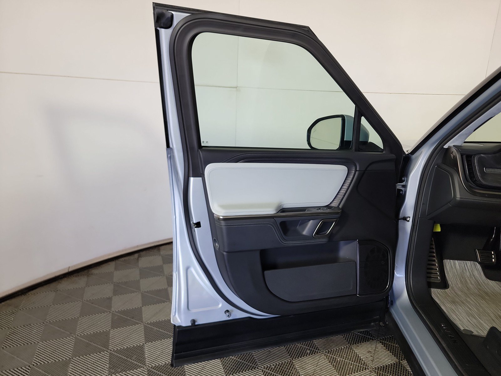 Used 2024 Rivian R1T Adventure AWD/4WD image 16
