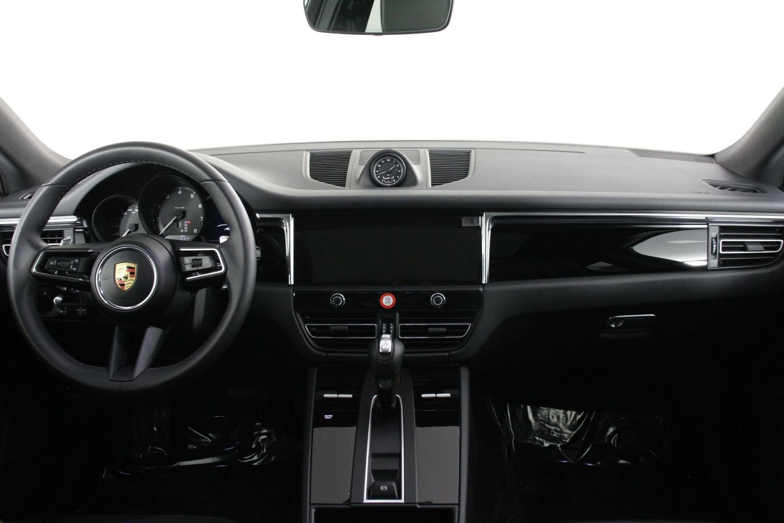 Certified 2025 Porsche Macan image 11