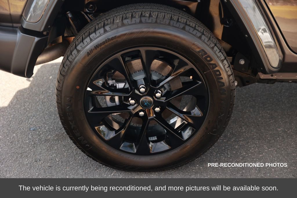 Used 2025 Jeep Wrangler Unlimited Sahara w/ Safety Group image 9