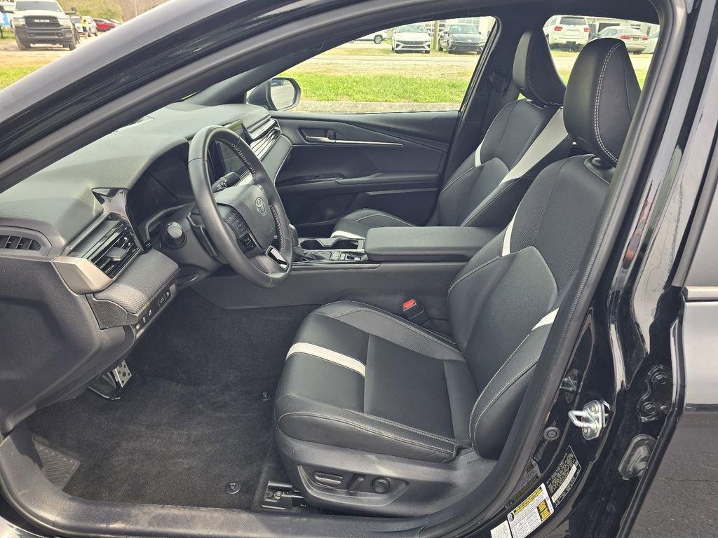 Used 2025 Toyota Camry SE w/ Convenience Package image 11