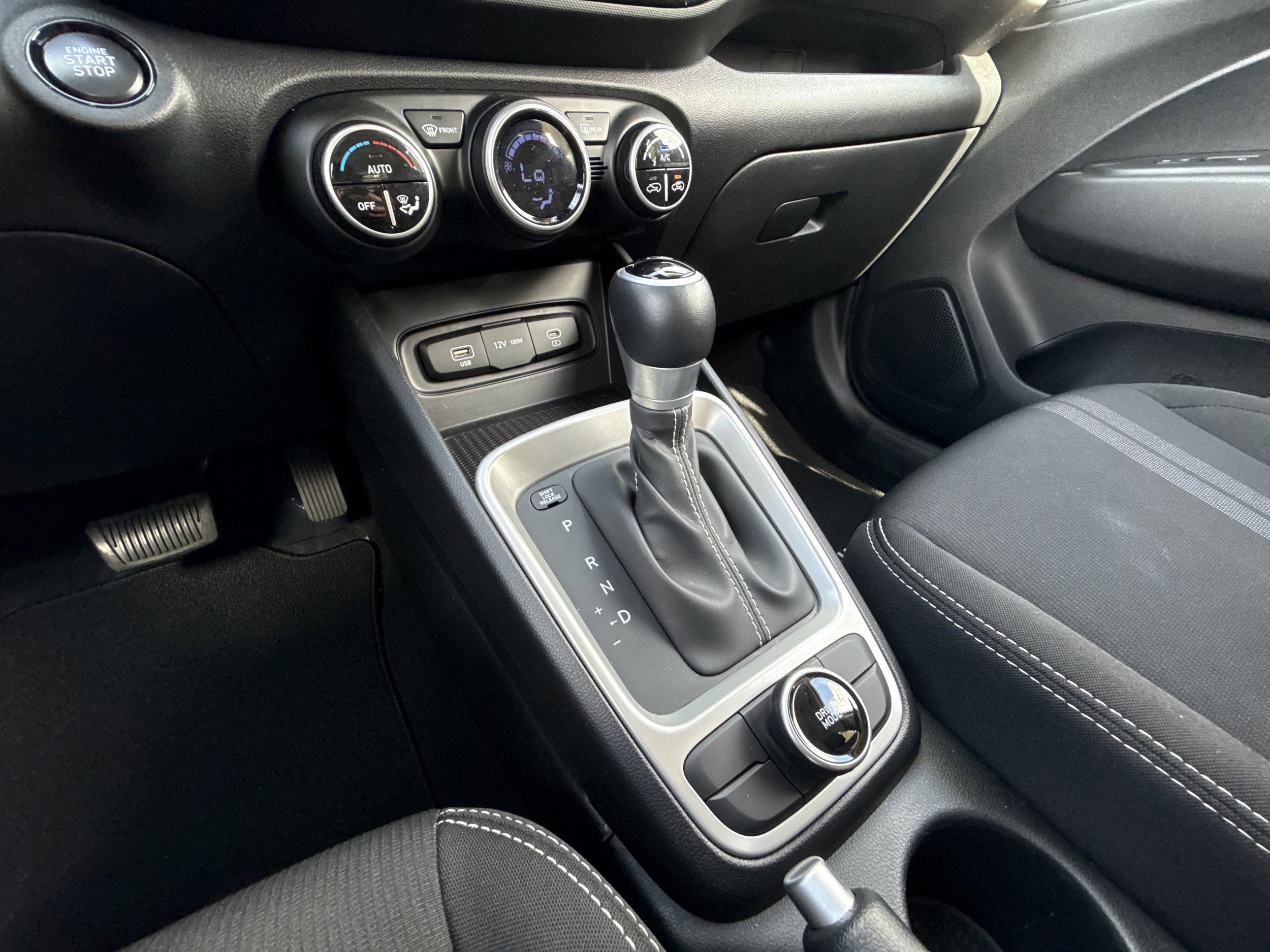 Used 2025 Hyundai Venue SEL FWD image 18