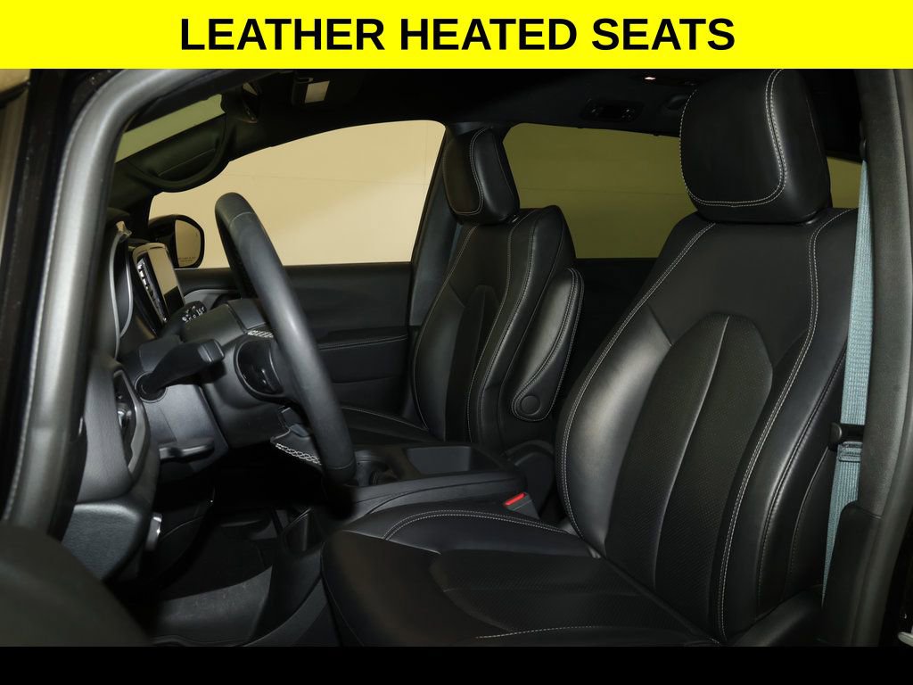 Used 2025 Chrysler Pacifica Select FWD image 3