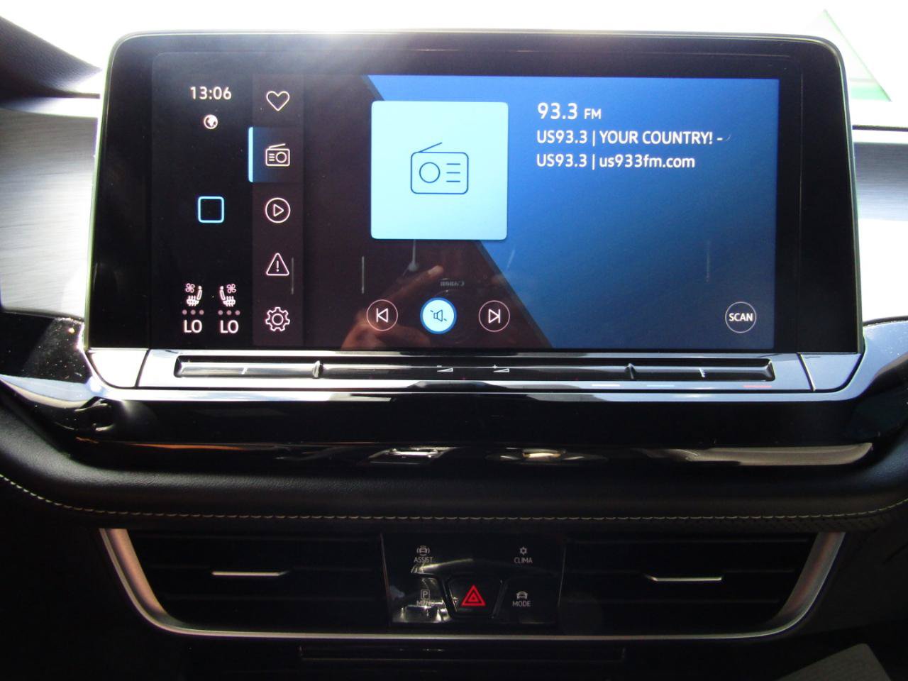 Used 2024 Volkswagen Atlas Cross Sport SE AWD/4WD image 17