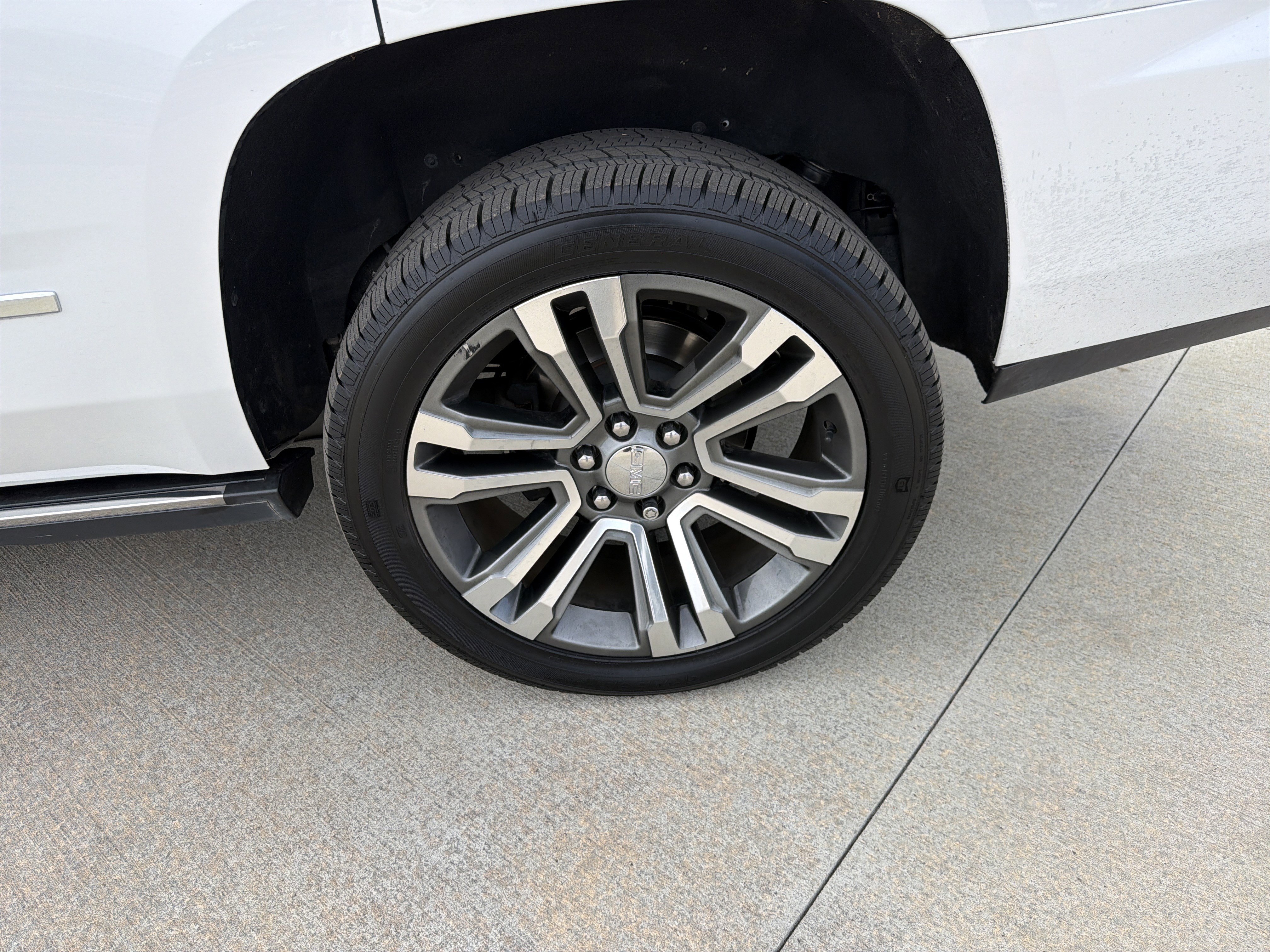 Used 2019 GMC Yukon Denali w/ Denali Ultimate Package image 13