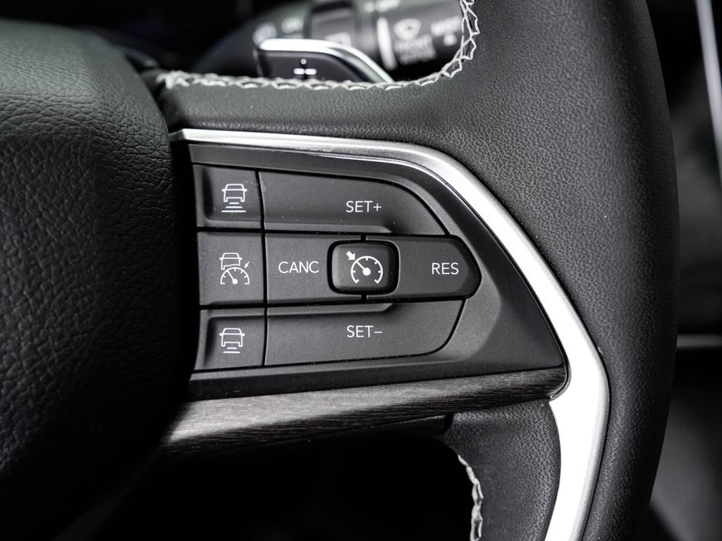 Used 2023 Jeep Grand Cherokee L Limited w/ Luxury Tech Group II AWD/4WD image 14