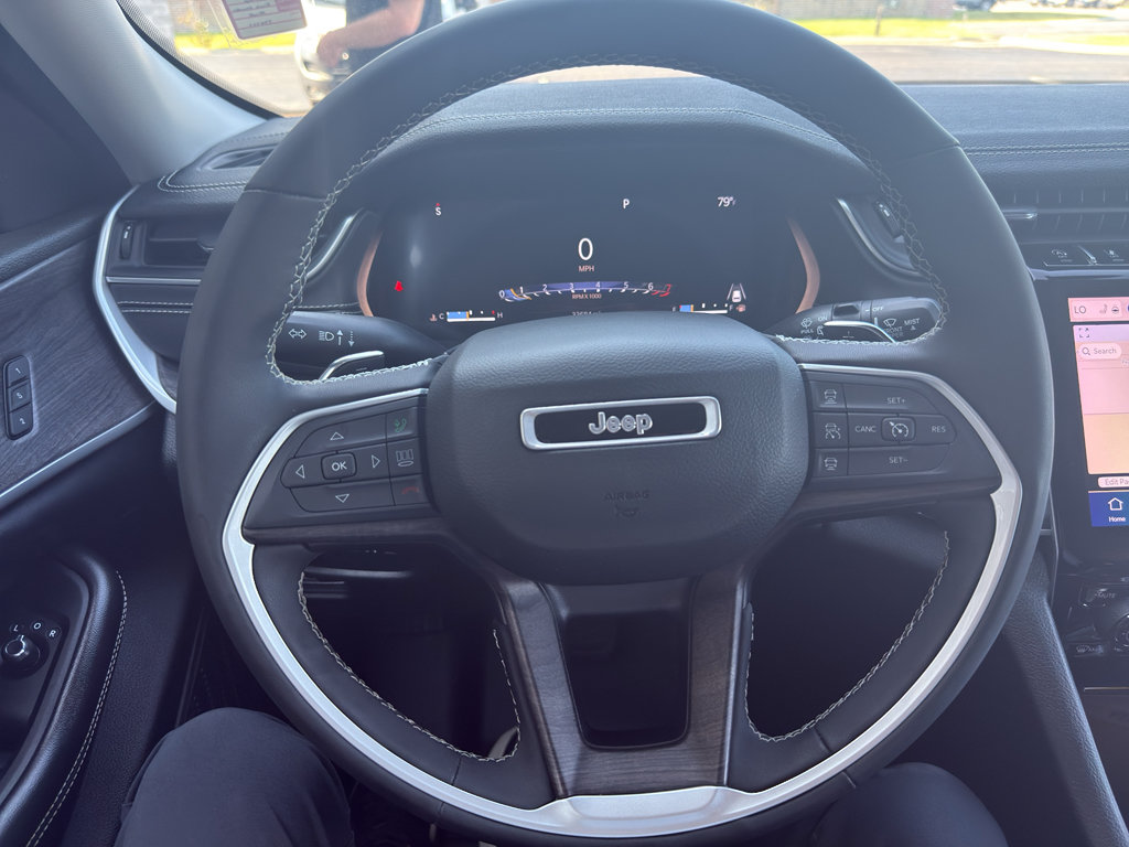 Used 2023 Jeep Grand Cherokee Limited AWD/4WD image 21
