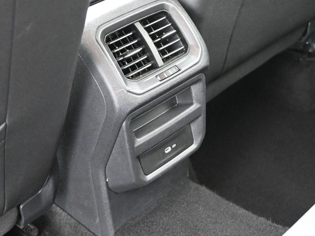 Used 2024 Volkswagen Taos SE image 15