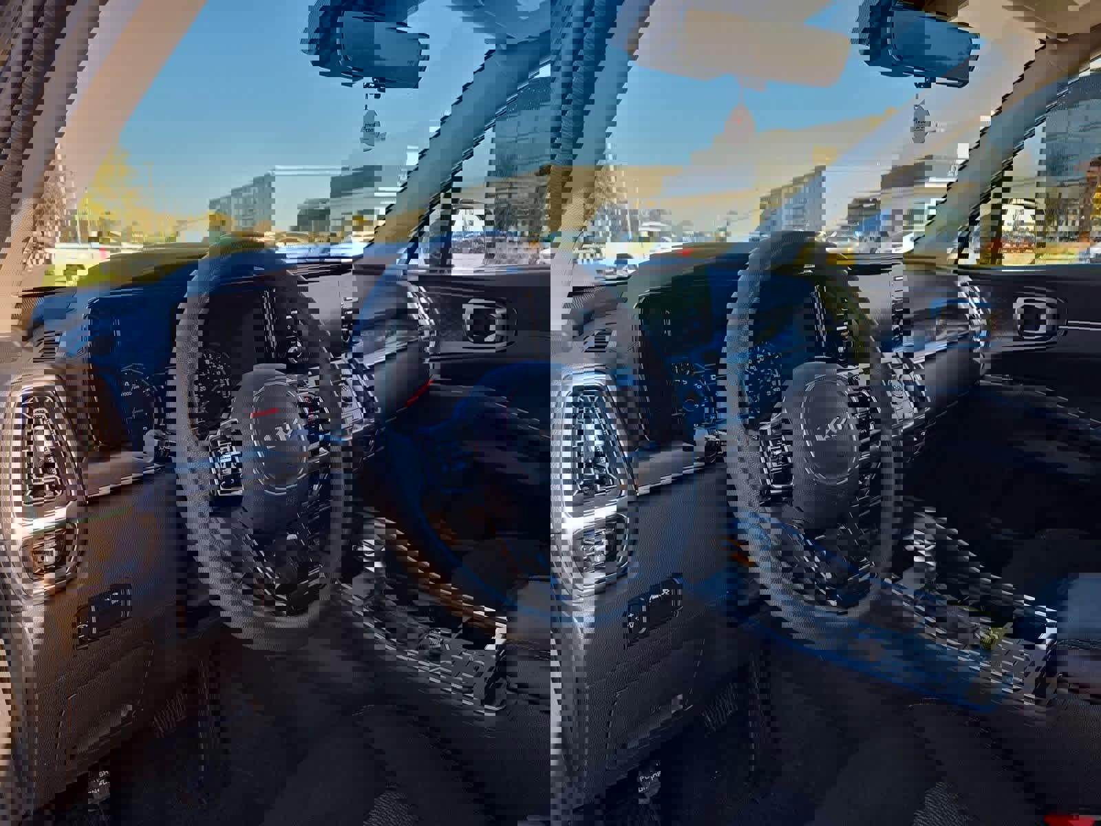 Used 2023 Kia Sorento LX image 2