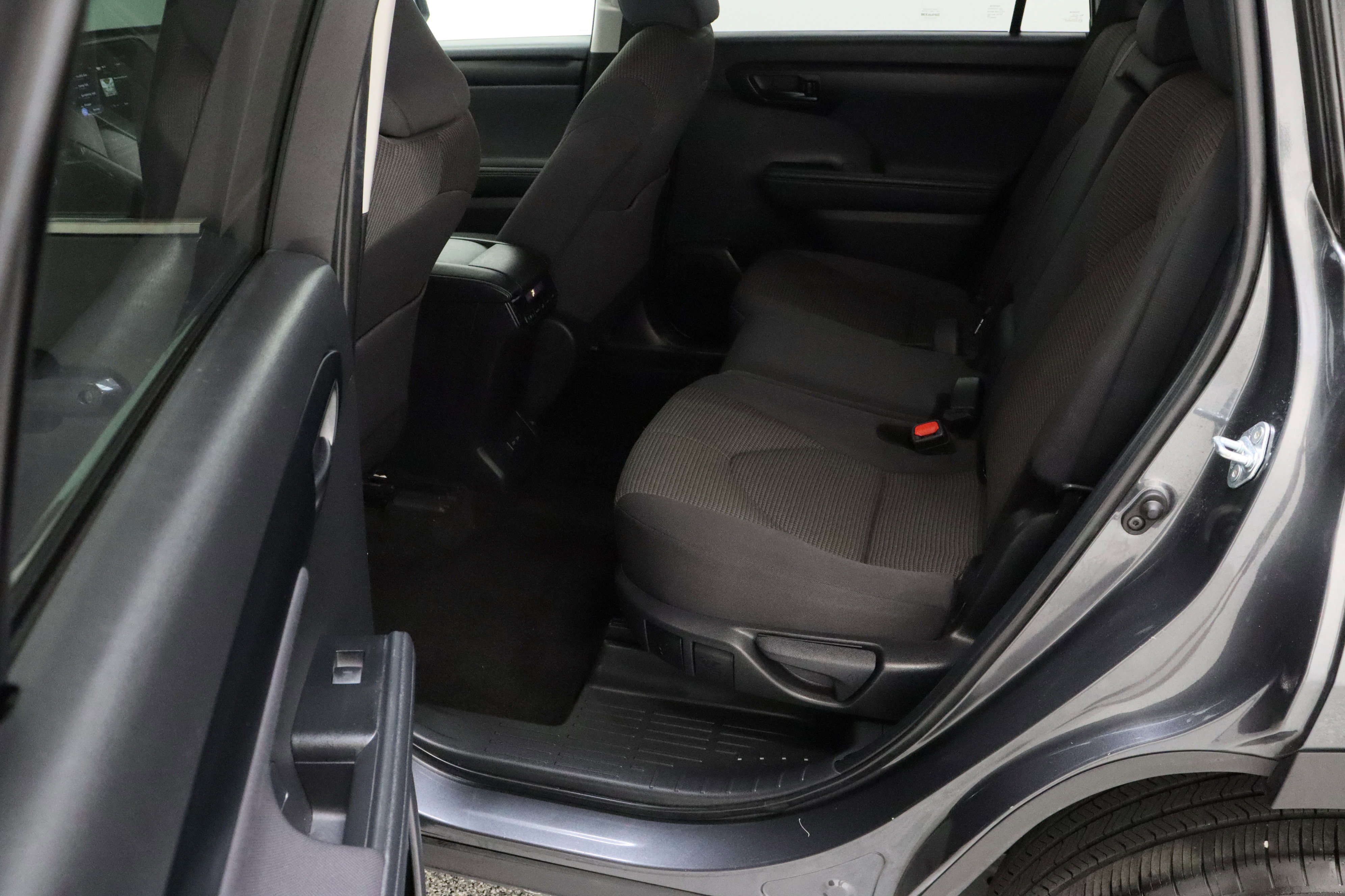 Used 2025 Toyota Highlander LE FWD image 28