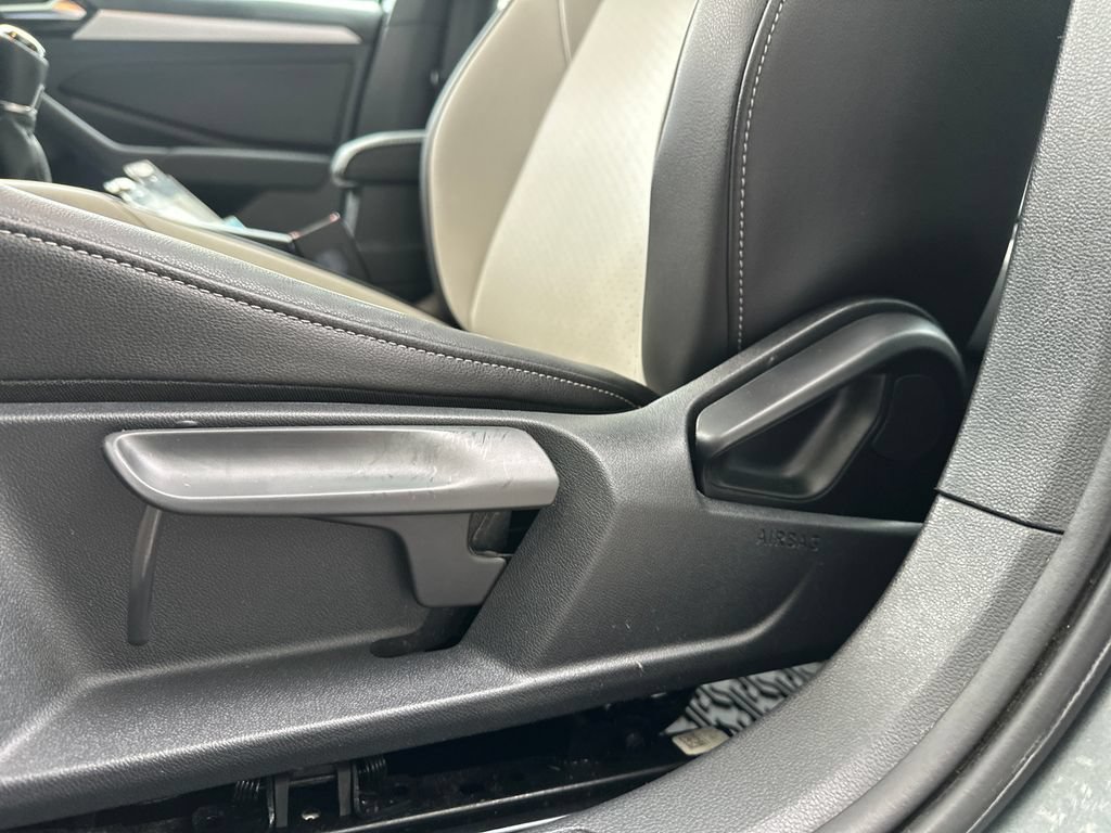 Certified 2020 Volkswagen Jetta R-Line w/ R-Line Cold Weather Package FWD image 9