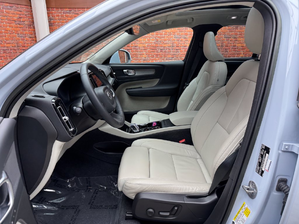Used 2024 Volvo XC40 B5 Plus w/ Protection Package Premier AWD/4WD image 24