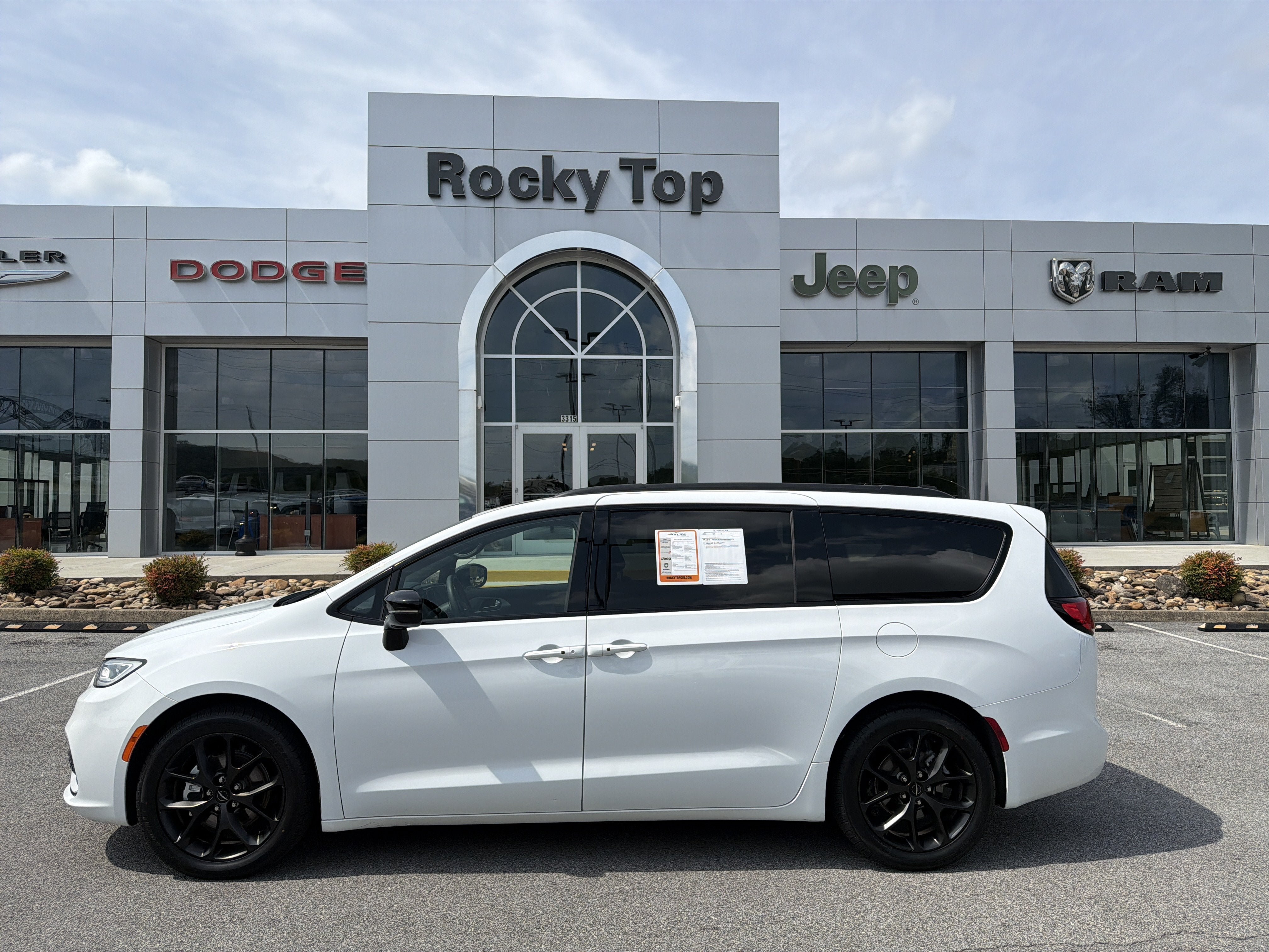Used 2025 Chrysler Pacifica Limited FWD image 1