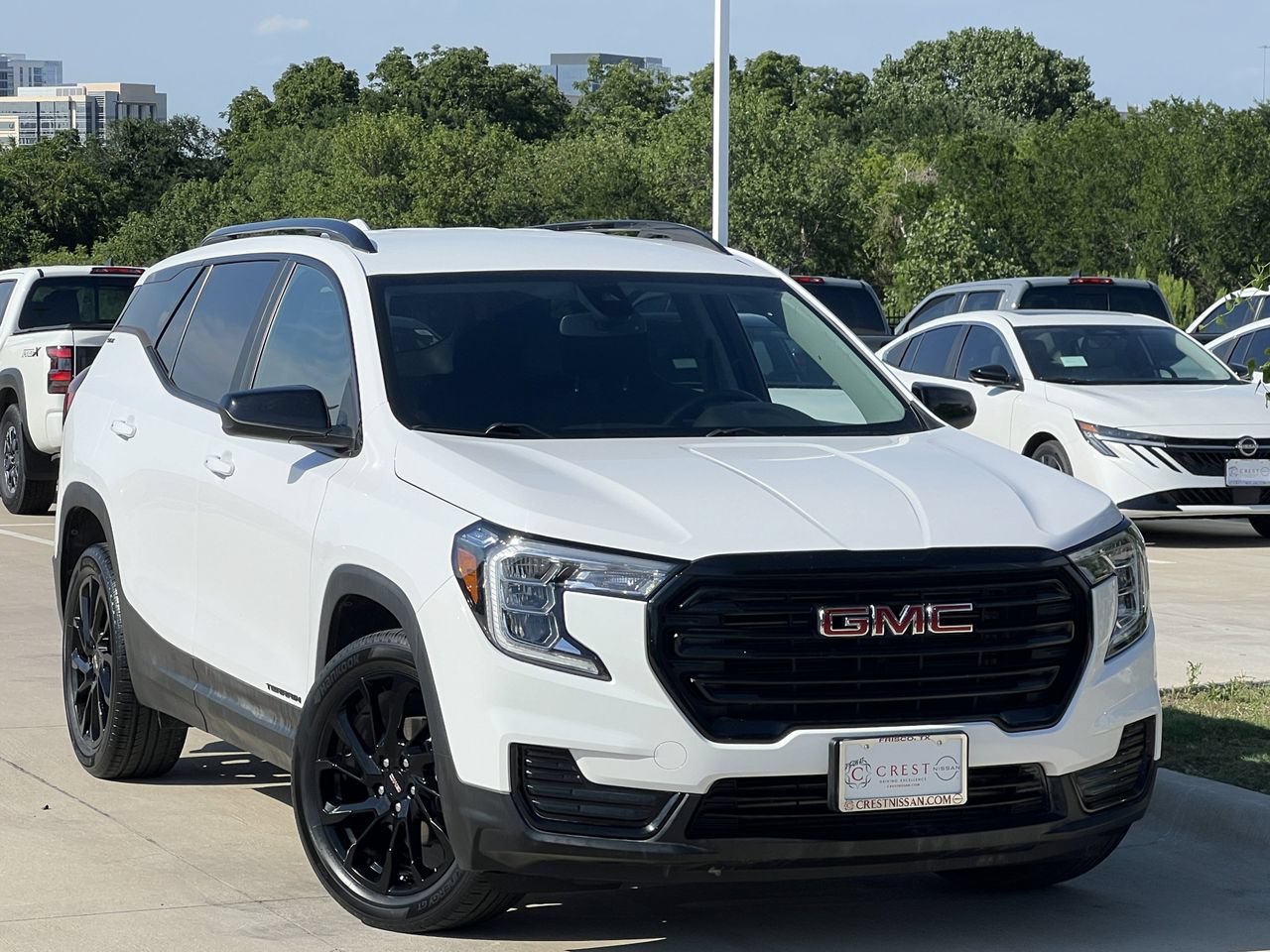 Used 2023 GMC Terrain SLE w/ Driver Convenience Package FWD image 2