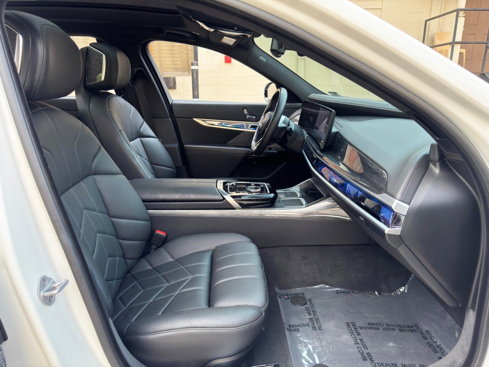 Used 2024 BMW i7 xDrive60 w/ Premium Package AWD/4WD image 15