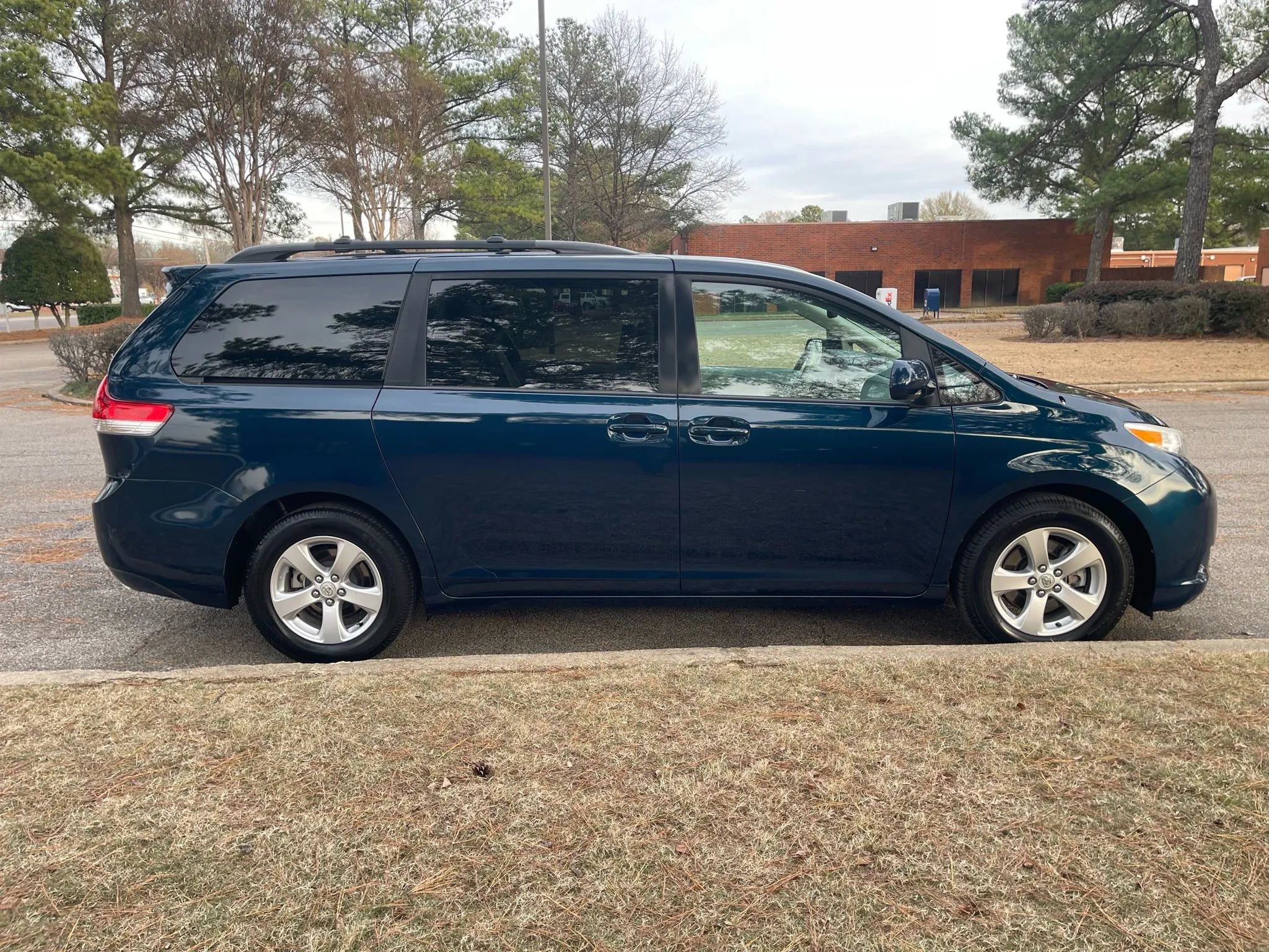 Used 2012 Toyota Sienna LE image 6