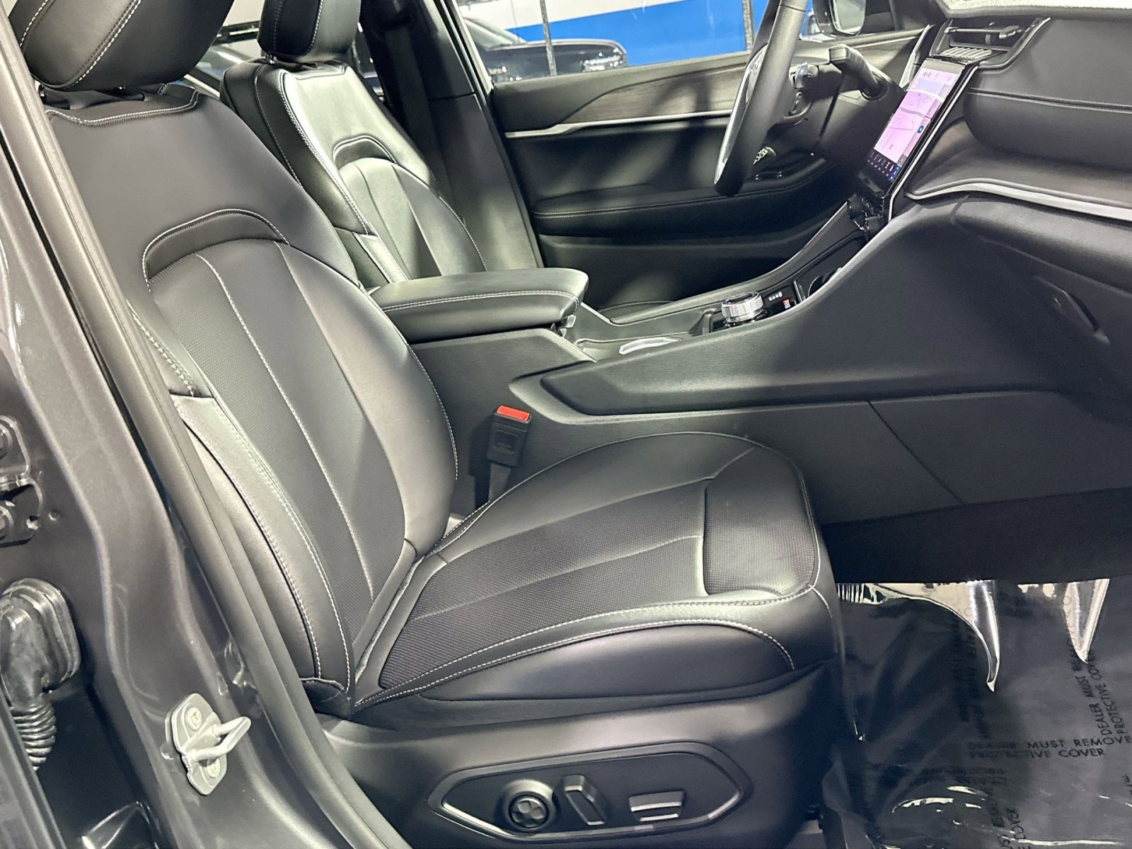 Used 2025 Jeep Grand Cherokee Limited w/ Luxury Tech Group II image 33