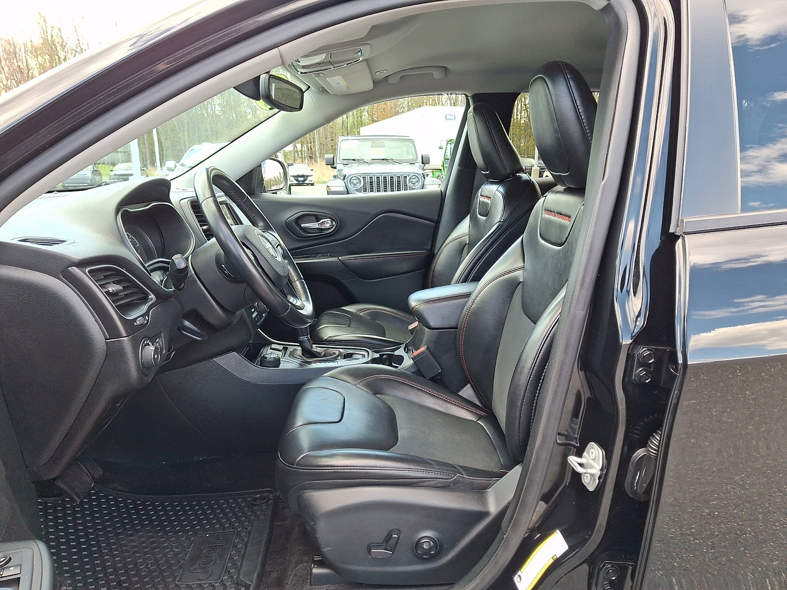 Used 2019 Jeep Cherokee Trailhawk AWD/4WD image 13