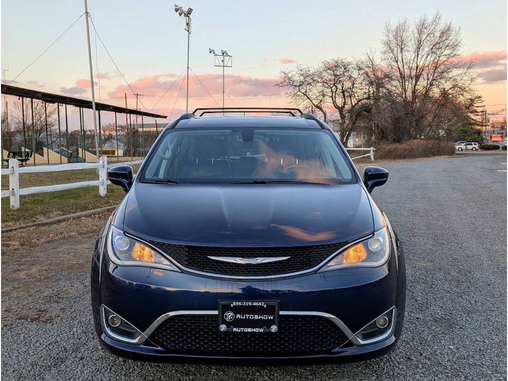 Used 2017 Chrysler Pacifica Touring-L image 2