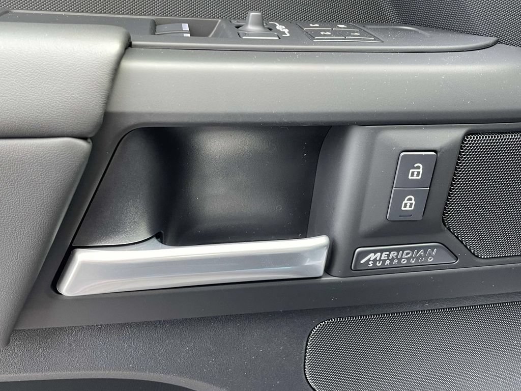 New 2026 Land Rover Defender 90 X-Dynamic SE AWD/4WD image 33
