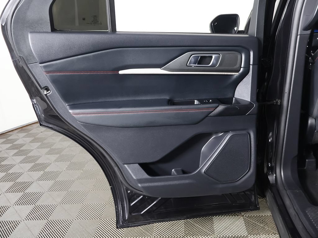 Used 2025 Ford Explorer ST-Line w/ ST-Line Street Pack AWD/4WD image 25