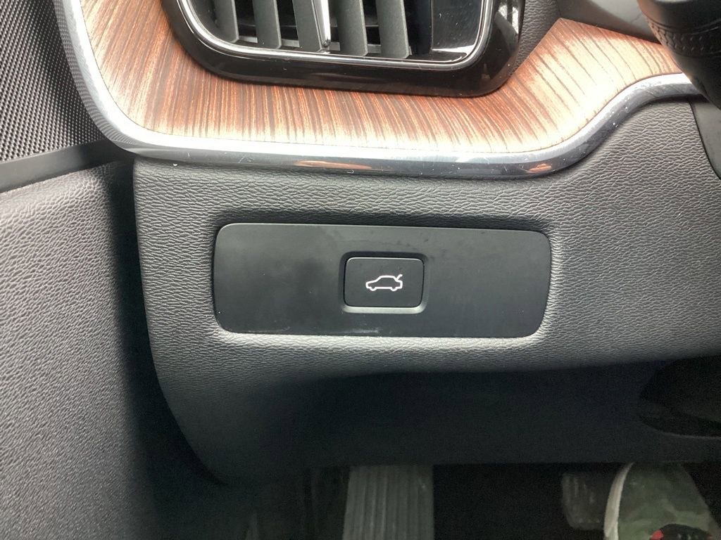 Used 2024 Volvo XC60 B5 Plus image 25