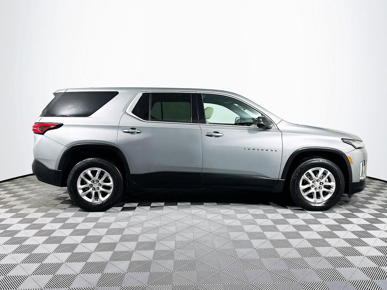 Used 2023 Chevrolet Traverse LS image 8