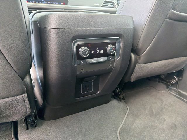 Used 2025 Chevrolet Suburban High Country AWD/4WD image 24
