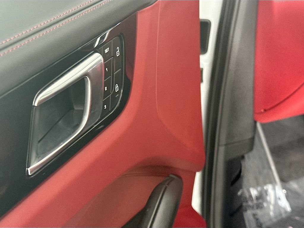 Certified 2023 Porsche Cayenne Platinum Edition image 19