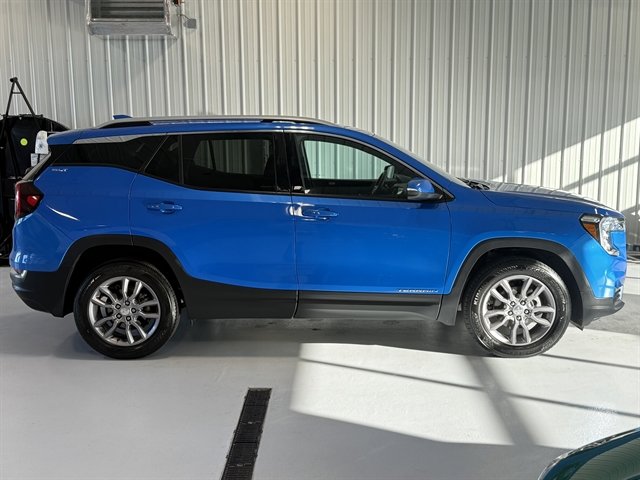 Used 2024 GMC Terrain SLT image 2