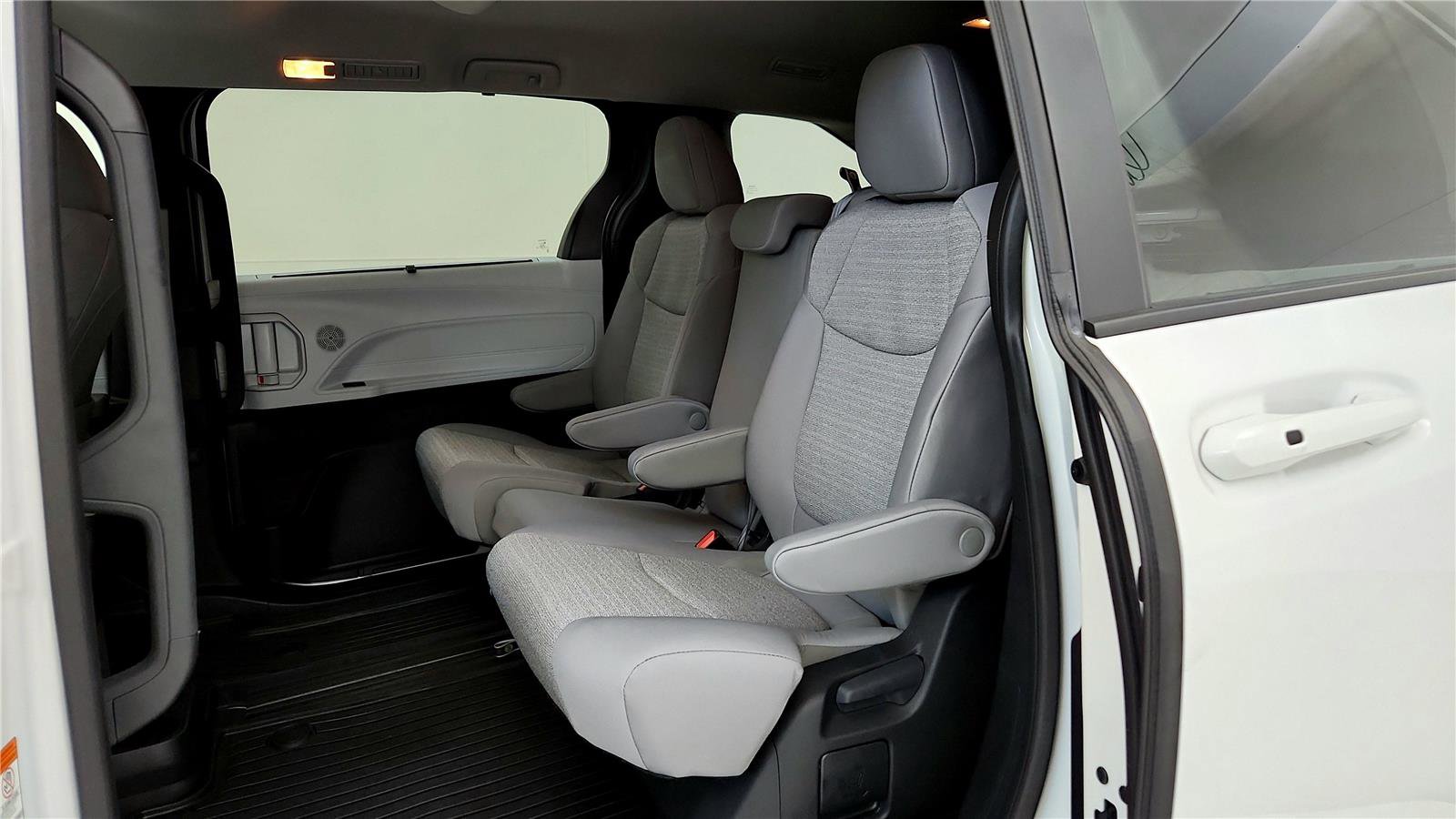 Used 2025 Toyota Sienna LE AWD/4WD image 21