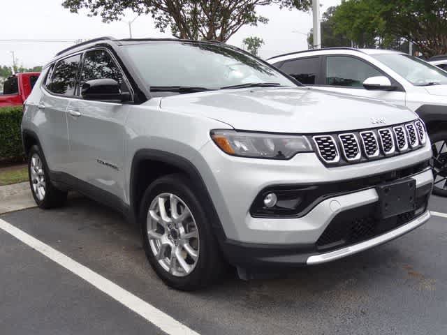 Used 2025 Jeep Compass Limited AWD/4WD image 3