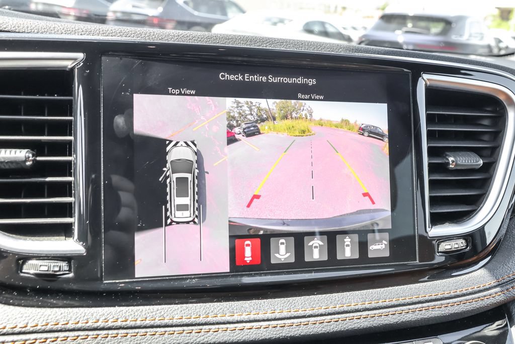 Used 2022 Chrysler Pacifica Pinnacle AWD/4WD image 8