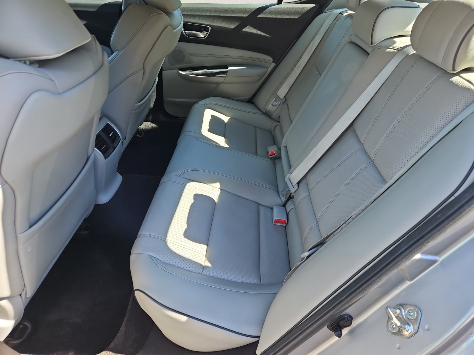 Used 2018 Acura TLX w/ Technology Package FWD image 13