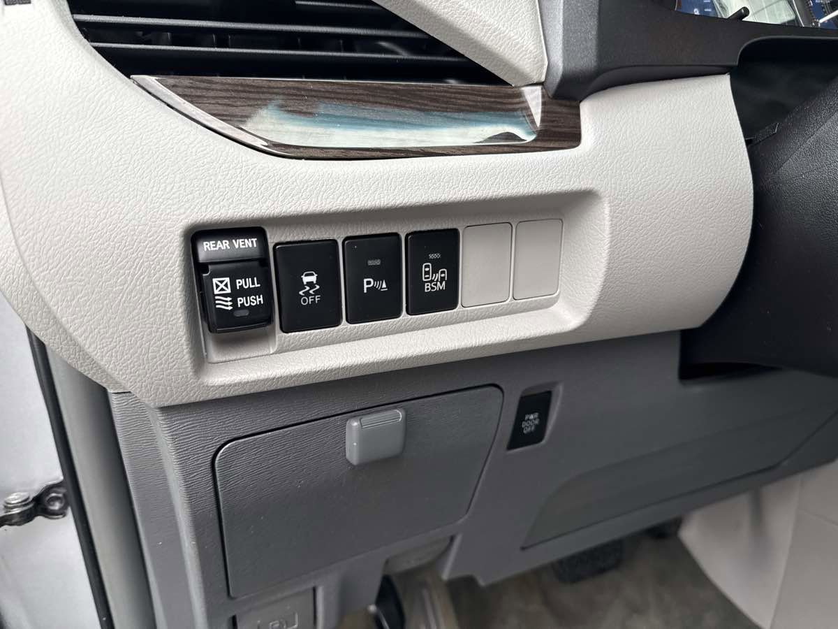 Used 2017 Toyota Sienna XLE Premium image 12