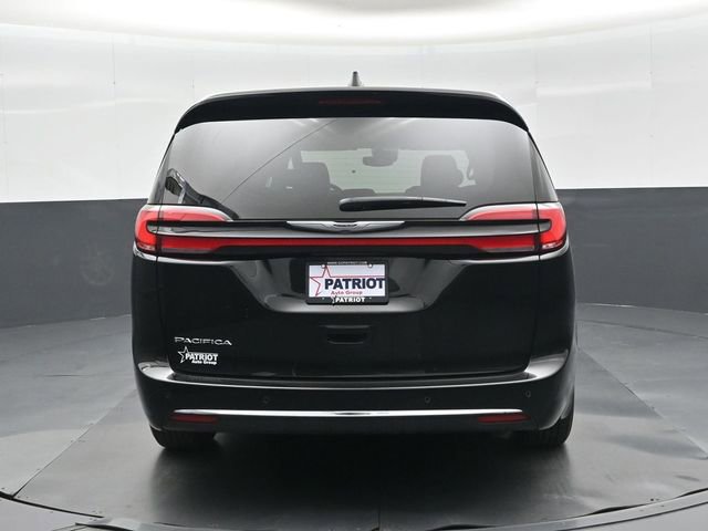 Used 2025 Chrysler Pacifica Select image 5